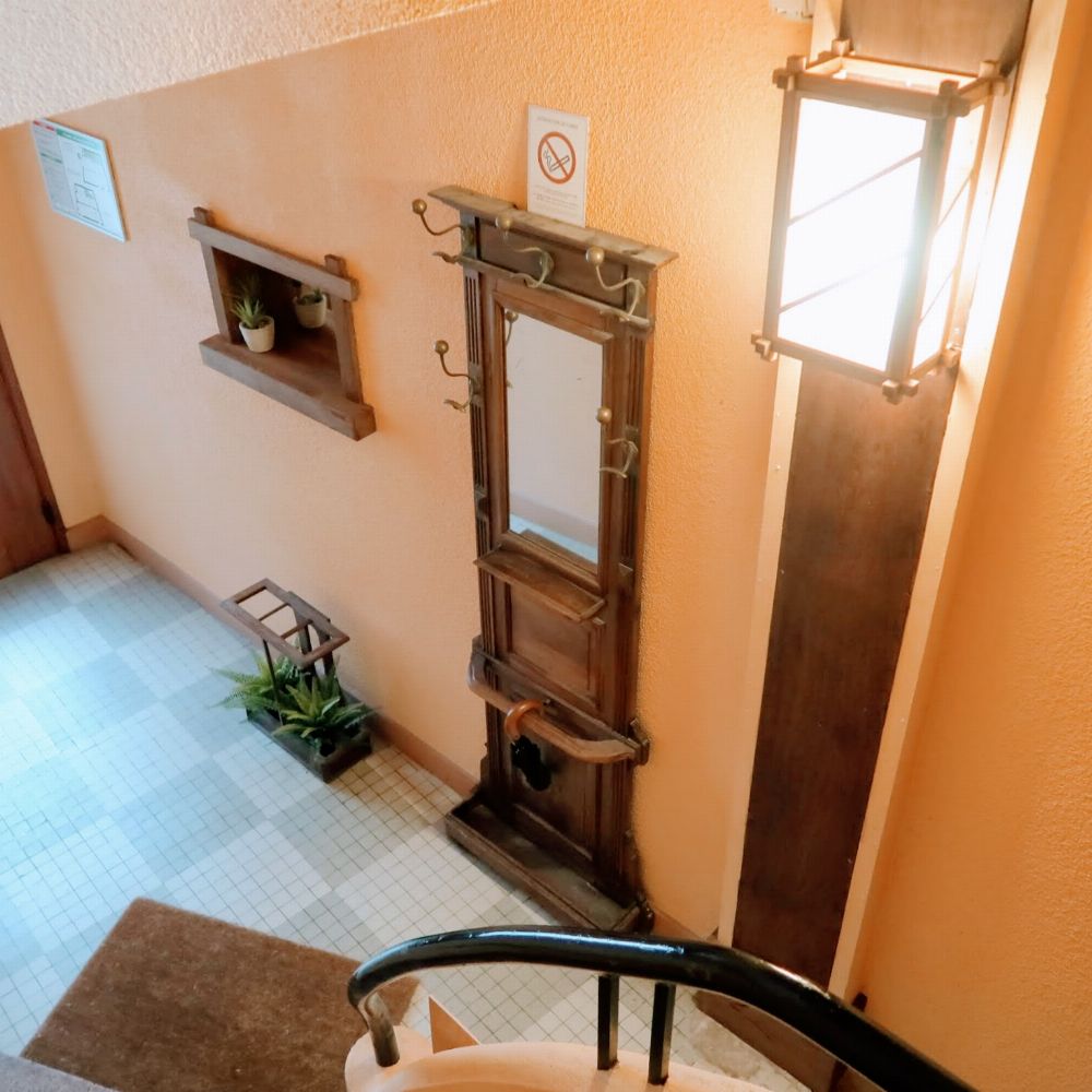 Rénovation de l’entrée : panneaux, bois, miroir et création d’une lanterne