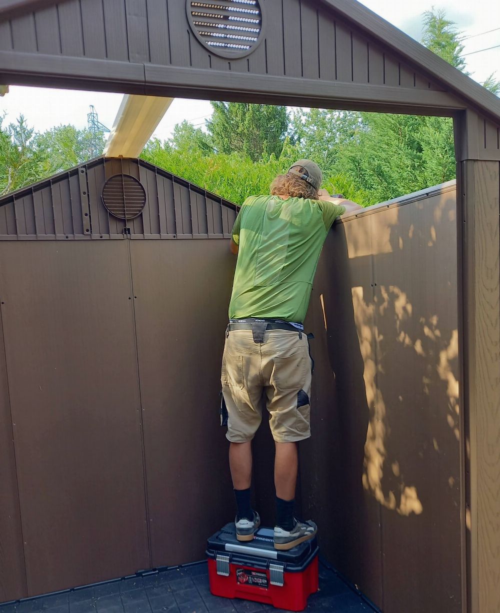 Création d’une plateforme et montage d'un cabanon de jardin 